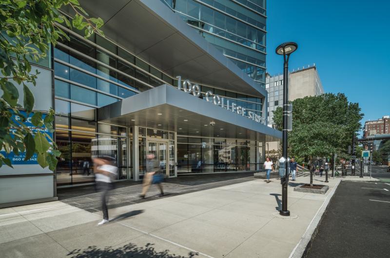 wu-tsai-institute-100-college-street-exterior-front-entrance-sidewalk